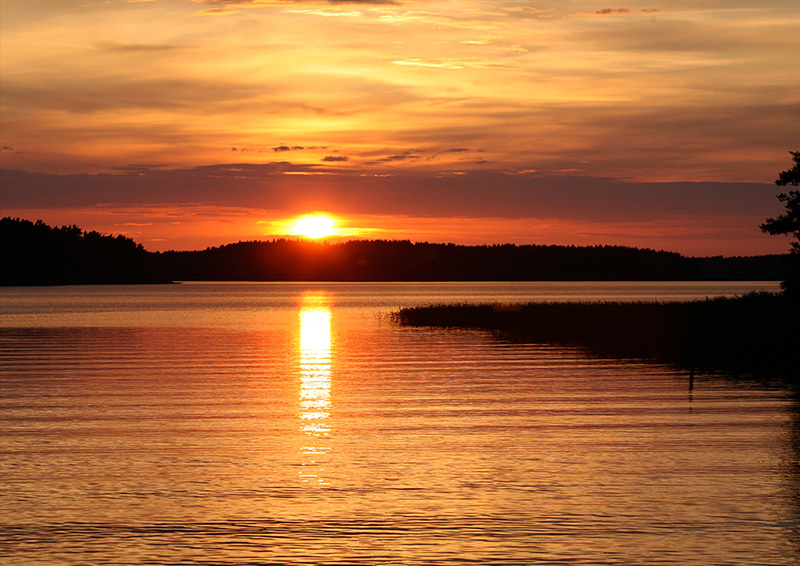 Punainen Auringonlasku – Canvaskauppa.fi